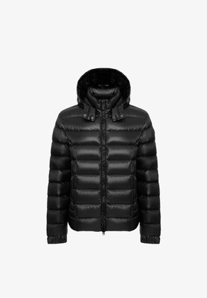 Chaqueta acolchada negra con capucha, que presenta paneles acolchados en horizontal, una cremallera frontal y puños elásticos para un ajuste ceñido.