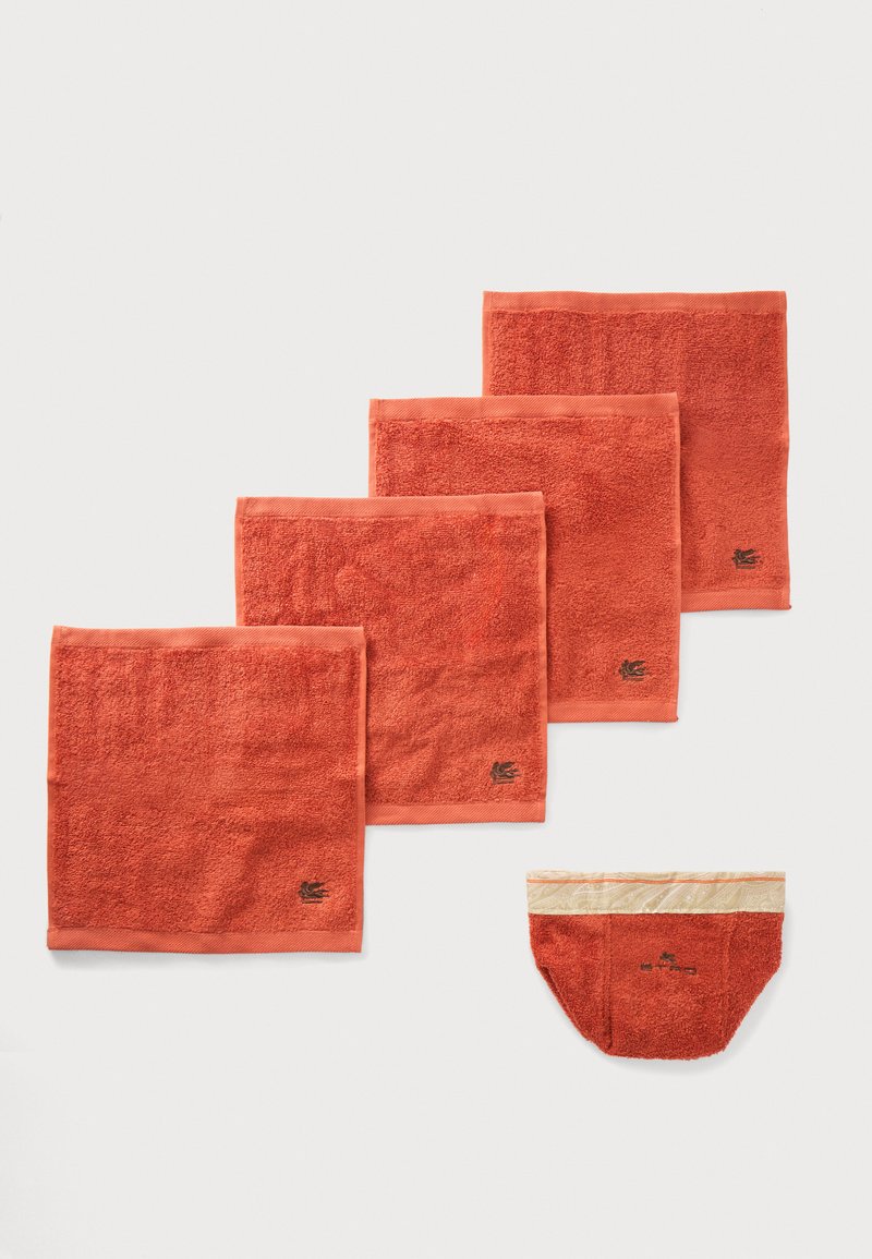 Quatre lingettes de couleur corail disposées en rangée avec une pochette assortie de couleur corail dotée d'une bande supérieure beige.