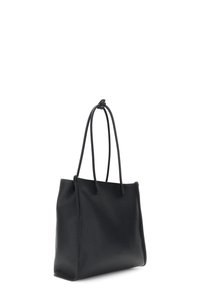 Sort læder tote taske med en struktureret overflade, der har to lange stropper, åbent top og et minimalistisk design. Ingen synlige metaldele eller detaljer.
