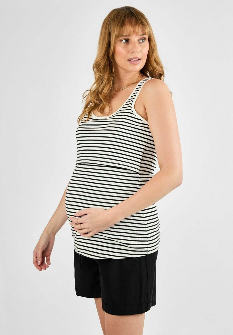 Zwart-wit gestreepte zwangerschap tanktop met een aansluitend ontwerp, een gladde textuur en brede bandjes, gecombineerd met losse zwarte shorts.