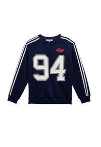 Sudadera azul marino con rayas blancas en las mangas, gran número blanco "94" en el frente y logotipo de texto rojo "Unlimited". Tejido suave, corte regular.