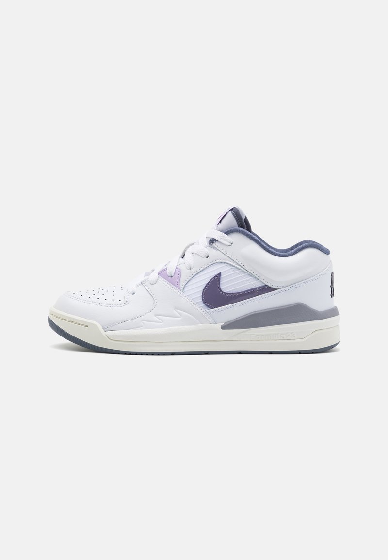 Nike-Sneaker mit weißem Lederoberteil, lila Akzenten an der Swoosh- und Zunge, perforierter Zehenpartie und grauer Außensohle.