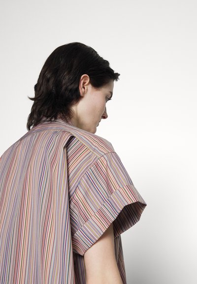 Camisa às riscas de mangas curtas, com uma mistura de cores incluindo vermelho, azul e amarelo. Tecido leve e corte descontraído.