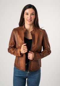 Bruine leren jas met een slim-fit ontwerp, voorrits en opstaande kraag. Heeft een gladdere textuur en zijritszakken.