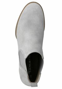 Bottine en suède gris avec un bout arrondi, des panneaux latéraux élastiques et un détail de couture contrastant, dotée d'une languette à l'arrière.