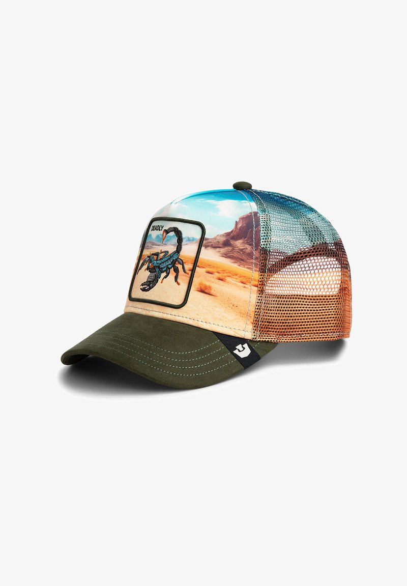 Casquette de baseball avec visière vert olive, imprimé paysage désertique, arrière en résille bleue et orange, et patch scorpion étiqueté "DEADLY" sur le panneau avant.