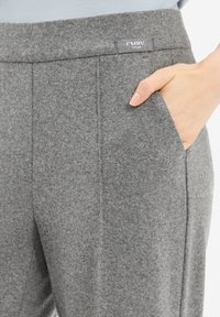 Grau Wollhosen mit seitlichen Taschen, einer glatten Textur und einem Etikett mit der Aufschrift "CMRV FUTURE" am Bund.