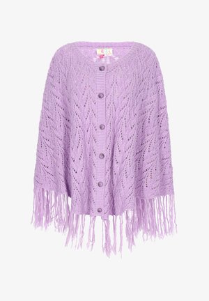 Poncho en tricot lavande avec une ouverture à l'avant, présentant un motif en dentelle et un ourlet à franges, maintenu par six boutons au centre.