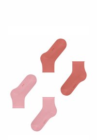 Vier katoenen sokken in verschillende tinten roze en koraal. Kenmerken zijn een gestructureerd oppervlak en elastische openingen voor comfort.