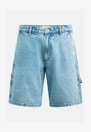 Lyseblå denimshorts med knappelukking, beltehemper, sidelommer og en liten lomme på høyre lår.