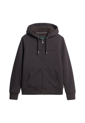 Sudadera con cremallera de color gris oscuro, hecha de una tela suave, con un interior de felpa, bolsillos frontales y capucha con cordón. Sin logotipos ni patrones visibles.
