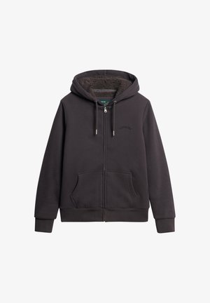 Sudadera con cremallera de color gris oscuro, hecha de una tela suave, con un interior de felpa, bolsillos frontales y capucha con cordón. Sin logotipos ni patrones visibles.