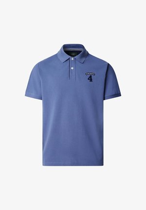 Polo tričko s krátkým rukávem v jemné modré barvě z bavlny. Nabízí klasický límec, dvoubarevné zapínání na knoflíky a černě vyšitý logo s číslem.