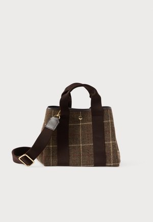 Borsa tote a quadri marrone realizzata in tessuto strutturato. Presenta manici robusti marroni e una tracolla rimovibile. Dettagli in metallo dorato.