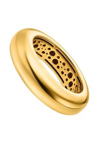 Anillo de oro con un exterior liso y pulido y un patrón recortado en la banda interior; forma circular, acabado brillante y construcción sólida.