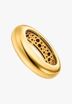 Anillo de oro con un exterior liso y pulido y un patrón recortado en la banda interior; forma circular, acabado brillante y construcción sólida.