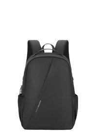 Sac à dos noir avec une finition mate élégante, un design frontal angulé, des bretelles rembourrées et des poches latérales en mesh pour un rangement supplémentaire.