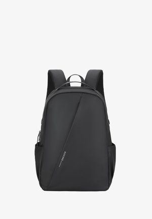 Zwarte rugzak met een strakke, matte afwerking, een schuin voorontwerp, gevoerde schouderbanden en zijnetvakken voor extra opbergruimte.