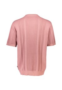 Chemise tricotée manches courtes en rose poussiéreux avec motifs côtelés verticaux et ourlet côtelé, vue de dos.