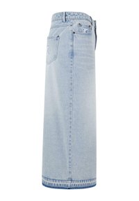 Jupe en denim bleu clair avec une silhouette droite, longueur mi-mollet, décoloration subtile, deux poches arrière et un patch logo sur la poche droite.