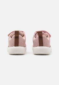 Rosa mesh sneakers med hvit såle, med en brun bakre flik og teksturert design. Bakvisning viser avrundet hæl og rene linjer.