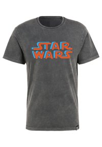 Grijs T-shirt met korte mouwen van katoen, met een groot oranje en blauw "STAR WARS" logo gecentreerd op de voorkant. Eenvoudig, casual ontwerp.