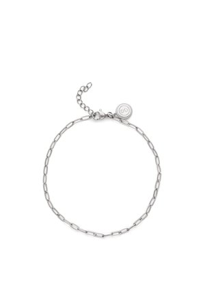 Pulsera de cadena de plata con eslabones ovalados alargados, cierre de langosta, una cadena de extensión ajustable y un pequeño charm redondo con una "S" grabada.