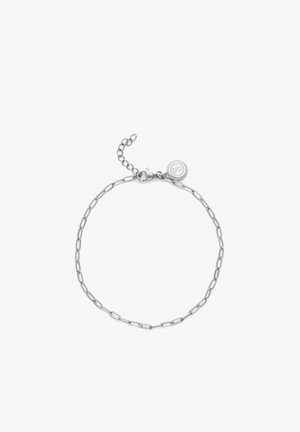 Pulsera de cadena de plata con eslabones ovalados alargados, cierre de langosta, una cadena de extensión ajustable y un pequeño charm redondo con una "S" grabada.
