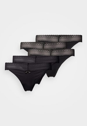 Fekete csipkével díszített fehérnemű szett, mely finom hullámos szélű mintázattal és középen elhelyezett masnival rendelkezik. Sima anyagból készült, klasszikus alsónadrág formával.