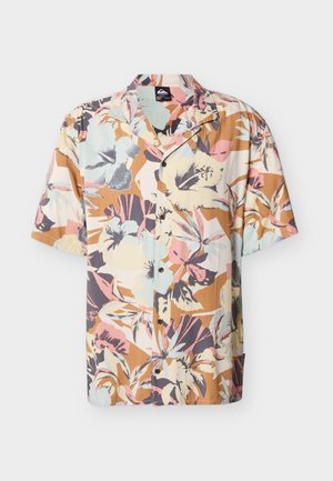 Kurzärmeliges Hemd mit Knopfleiste und tropischem Blumenmuster in Pastellrosa, Beige, Grau und Hellblau auf hellbraunem Hintergrund.