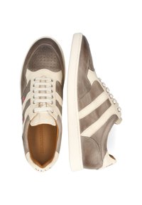 Braune und cremefarbene Leder-Sneaker mit durchbrochener Detailgestaltung, weißen Schnürsenkeln und pinken Akzenten an der Seite, ausgestattet mit einer strukturierten Gummisohle.