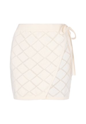 Wickelrock aus leichtem cremefarbenem Stoff mit einem Diamantmuster, ausgestattet mit einer Bindeschlaufe, einem strukturierten Strickfinish und einer klaren Silhouette.