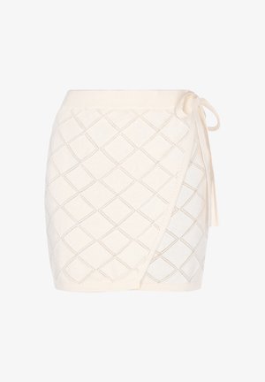 Könnyű krém színű wrap szoknya, gyémánt mintával, kötős zipzárral, textúrált kötött felülettel és strukturált szilhuettel.