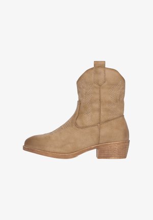 Bottes de cow-boy en simili cuir tan avec un petit talon empilé, présentant des coutures décoratives et un design à bout pointu.