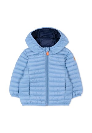 Giacca imbottita azzurro chiaro per bambino piccolo con cappuccio, cerniera frontale, polsini elastici e fodera interna blu scuro.