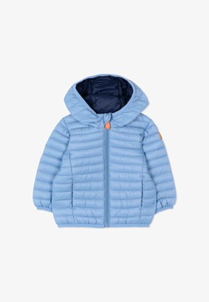 Jasnoturkusowa pikowana kurtka dla małego dziecka z kapturem, przednim zamkiem błyskawicznym, elastycznymi mankietami i ciemnoniebieską podszewką.
