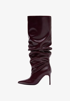 Burgundy čizme do kolena izgledu uglađene, sjajne kože sa ležernim dizajnom, špičastim vrhom i štiklom.