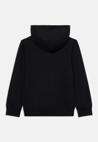 Felpa con cappuccio nera, materiale in cotone, vestibilità comoda, polsini e orlo a costine, texture liscia, senza motivi o accenti visibili.