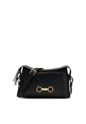 Sac à bandoulière en cuir noir avec sangle réglable, boucle dorée et anneaux décoratifs dorés à l'avant sur fond blanc.