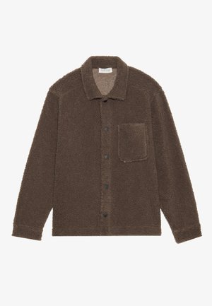 Giacca in pile marrone con colletto, maniche lunghe, chiusura frontale a bottoni e una tasca sul petto. Tessuto morbido e vestibilità rilassata.