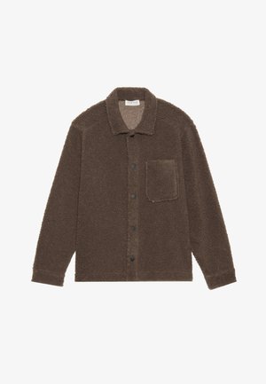 Rjav flis jopič z ovratnikom, dolgimi rokavi, sprednjim gumbom za zapiranje in enim žepom na prsih. Mehka tekstura in sproščen kroj.