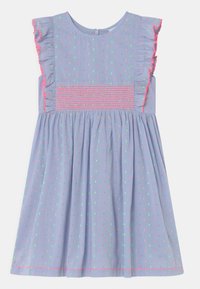 Vaaleansininen mekko, jossa on monivärisiä pilkkuja, röyhelökoristeet olkapäissä ja smokkikuvioitu yläosa. Mekossa on kiinteä helma ja takana napitus.