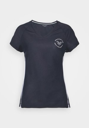 Mørkeblå kortærmet T-shirt med V-hals, hvide sideløbninger og et tennistema-logo på brystet. Fremstillet af glat, åndbart stof.