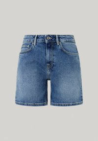 Shorts de mezclilla en azul medio con un diseño clásico de cinco bolsillos, cierre de botón y detalles de costura a lo largo del dobladillo y los bolsillos.