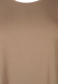 Brun bomuldsblanding T-shirt med ribbet tekstur og klassisk crew neck design. Har en glat overflade og en ensfarvet farve uden mønstre.