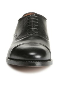 Scarpa da dress in pelle nera con punta rotonda, allacciatura dritta, texture liscia e dettagli di cucitura discreti lungo i lati e la suola.