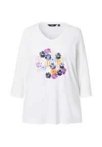 Weißes Baumwoll-T-Shirt mit V-Ausschnitt und Dreiviertelärmel. Das Design zeigt ein florales Muster in Lila, Blau, Orange und Schwarz, mit dem Text "CASUAL MODE".