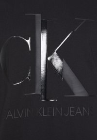 Calvin Klein Jeans Triko s potiskem - black