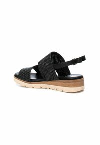 Sandal in pelle intrecciata nera con cinturini incrociati, suola in legno spessa e design leggero. Cinturino posteriore regolabile per una vestibilità sicura.