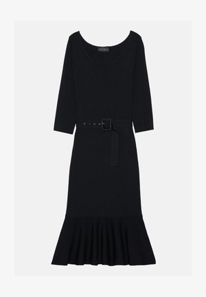 Robe tricot noire à manches mi-longues, avec une taille ceinturée et un ourlet à volants évasé. Texture lisse et design simple.